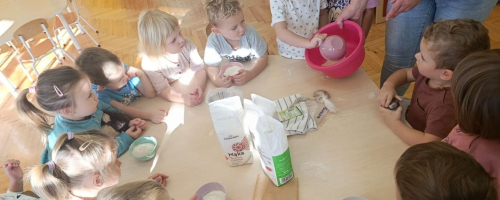 2025_10_20 Dzień chleba w grupie Pszczółek