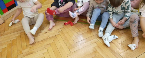 2025_10_21 Dzień bez skarpetek w grupie Pszczółek