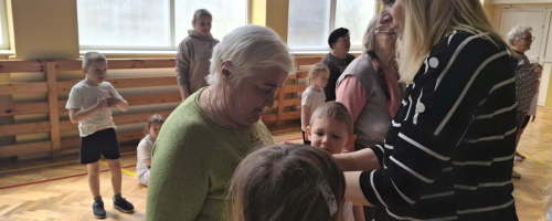 2026_04_28 Ruch łączy pokolenia – gimnastyka z uśmiechem na szkolnym boisku